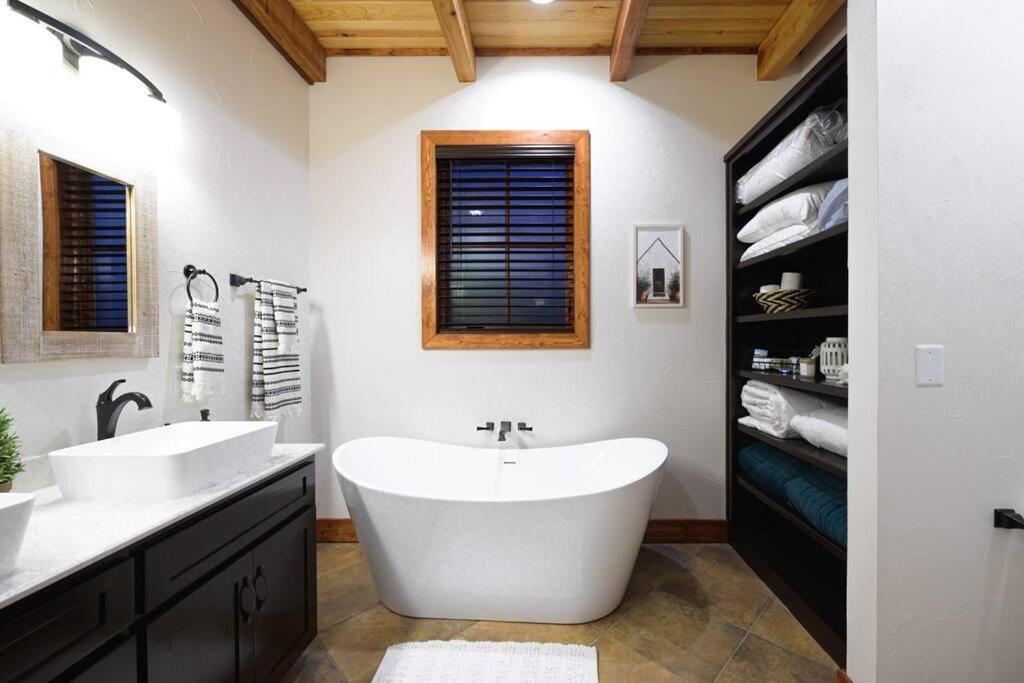 Little Dutch Cabin #3 - 12 Min To Magnolia-Baylor Bellmead ภายนอก รูปภาพ